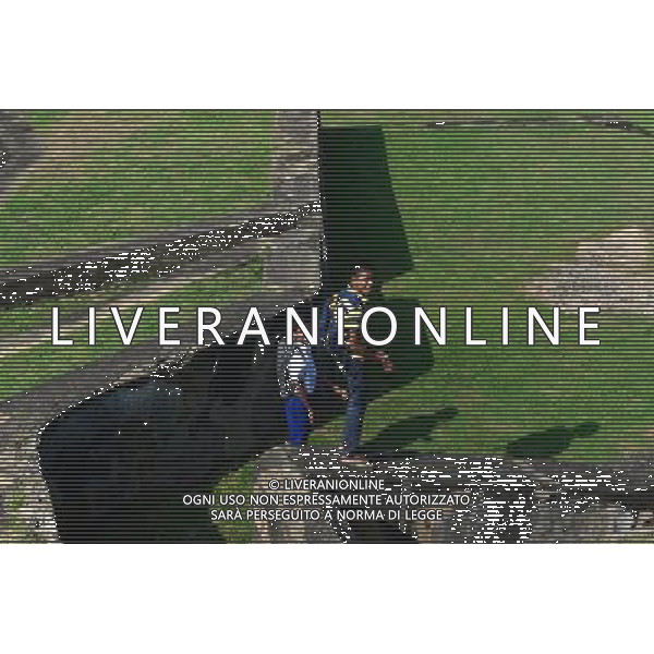 (131121) -- GALLE, Nov. 21, 2013 () -- Local men walk on the defensive wall in Galle, Sri Lanka, Nov. 18, 2013. Founded in the 16th century by the Portuguese, Galle reached the height of its development in the 18th century, before the arrival of the British. It is the best example of a fortified city built by Europeans in South and South-East Asia, showing the interaction between European architectural styles and South Asian traditions. Old town of Galle and its fortifications was listed as one of the UNESCO World Heritage Sites in 1988. (/Qin Qing) (hy) ©photoshot/AGENZIA ALDO LIVERANI SAS - ITALY ONLY - Vedute della popolazione nella citta\' vecchia di Galle in Sri Lanka, con le sue fortificazioni e\' stata dichiarata come uno dei patrimoni dell\'umanitˆ dell\'UNESCO nel 1988