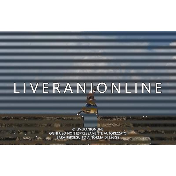 (131121) -- GALLE, Nov. 21, 2013 () -- A local man walks on the defensive wall in Galle, Sri Lanka, Nov. 18, 2013. Founded in the 16th century by the Portuguese, Galle reached the height of its development in the 18th century, before the arrival of the British. It is the best example of a fortified city built by Europeans in South and South-East Asia, showing the interaction between European architectural styles and South Asian traditions. Old town of Galle and its fortifications was listed as one of the UNESCO World Heritage Sites in 1988. (/Qin Qing) (hy) ©photoshot/AGENZIA ALDO LIVERANI SAS - ITALY ONLY - Vedute della popolazione nella citta\' vecchia di Galle in Sri Lanka, con le sue fortificazioni e\' stata dichiarata come uno dei patrimoni dell\'umanitˆ dell\'UNESCO nel 1988