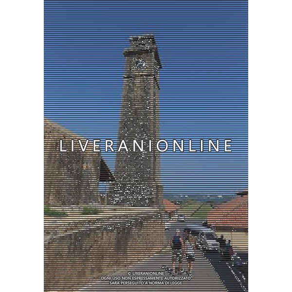 (131121) -- GALLE, Nov. 21, 2013 () -- Tourists walk past a bell tower in Galle, Sri Lanka, Nov. 18, 2013. Founded in the 16th century by the Portuguese, Galle reached the height of its development in the 18th century, before the arrival of the British. It is the best example of a fortified city built by Europeans in South and South-East Asia, showing the interaction between European architectural styles and South Asian traditions. Old town of Galle and its fortifications was listed as one of the UNESCO World Heritage Sites in 1988. (/Li Peng) (hy) ©photoshot/AGENZIA ALDO LIVERANI SAS - ITALY ONLY - Vedute della popolazione nella citta\' vecchia di Galle in Sri Lanka, con le sue fortificazioni e\' stata dichiarata come uno dei patrimoni dell\'umanitˆ dell\'UNESCO nel 1988