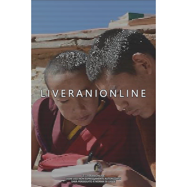 (131121) -- LHASA, Nov. 21, 2013 () -- Young monk Soinam Gyaco (L) studies with a friend at the Gonggar Qoide Monastery in Gonggar County of southwest China\'s Tibet Autonomous Region, Nov. 20, 2013. Soinam Gyaco, 19, is the son of a farmer\'s family nearby the monastery. Driven by his Buddhist faith, he chose the life of a monk in Gonggar Qoide Monastery after finishing high school. As the youngest among the some 60 monks in the monastery, Soinam have to spend more time on sutras, the Tibetan canon and other knowledge than his fellow monks. His dream is to obtain a degree and become a sutra teacher of more young monks, who will then pray with him for the welfare of more people. At an altitude of 3598 meters, Gonggar Qoide is an important monasteries of the Sagya school of Tibetan Buddhism. However, life in the monastery is not easy. Apart from hours of studying, praying and chore, there is barely any kind of entertainment, such as TV and sports facilities. A good news for Soinam and his friends is that a basketball stand will be installed in the monastery next year. (/Chogo) ©photoshot/AGENZIA ALDO LIVERANI SAS - ITALY ONLY - Momenti di vita quotidiana (studio , preghiera e lavoro di routine) dei giovani monaci Tibetani di fede buddista presso il Monastero Qoide Gonggar della scuola Sagya del Buddhismo tibetano Regione autonoma della Cina , 20 Novembre 2013
