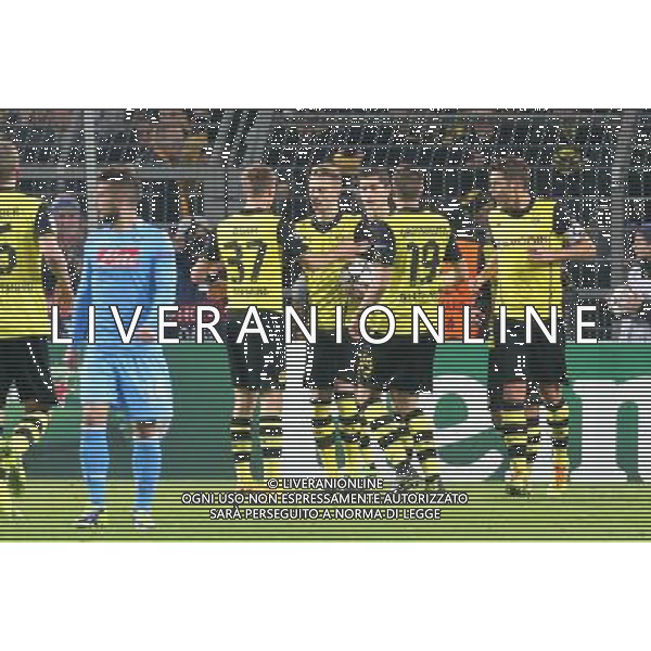 BORUSSIA DORTMUND - NAPOLI CHAMPIONS LEAGUE 26 NOVEMBRE 2013 NELLA FOTO: ABBRACCI ESULTANZA DOPO IL GOL SU RIGORE DI REUS ©MOSCA/AGENZIA ALDO LIVERANI SAS