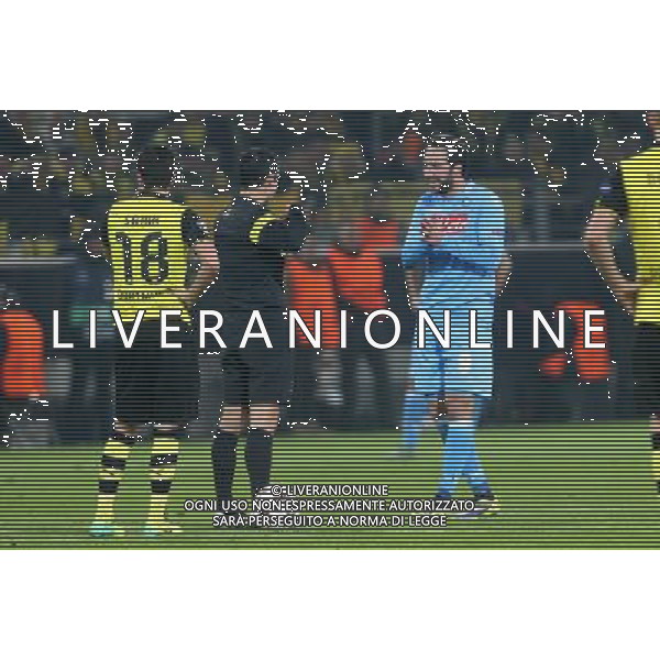 BORUSSIA DORTMUND - NAPOLI CHAMPIONS LEAGUE 26 NOVEMBRE 2013 NELLA FOTO: HIGUAIN, ARBITRO CARBALLO ©MOSCA/AGENZIA ALDO LIVERANI SAS