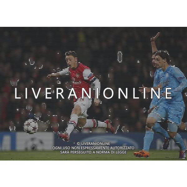 (131127) -- LONDON, Nov. 27, 2013 () -- Mesut Ozil(L) of Arsenal shoots during the UEFA Champions League Group F match between Arsenal and Marseille at Emirates Stadium in London, Britain on Nov. 26, 2013. Arsenal won 2-0.(/Wang Lili) ©PHOTOSHOT/AGENZIA ALDO LIVERANI SAS - ITALY ONLY - ARSENAL VS MARSIGLIA partita di UEFA Champions League Gruppo F allo stadio Emirates Stadium di Londra, Gran Bretagna il 26 novembre 2013. L\'Arsenal ha vinto 2-0.