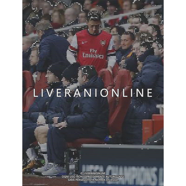 (131127) -- LONDON, Nov. 27, 2013 () -- Mesut Ozil of Arsenal finds a seat on the bench after replaced by Mikel Arteta during the UEFA Champions League Group F match between Arsenal and Marseille at Emirates Stadium in London, Britain on Nov. 26, 2013. Arsenal won 2-0.(/Wang Lili) ©PHOTOSHOT/AGENZIA ALDO LIVERANI SAS - ITALY ONLY - ARSENAL VS MARSIGLIA partita di UEFA Champions League Gruppo F allo stadio Emirates Stadium di Londra, Gran Bretagna il 26 novembre 2013. L\'Arsenal ha vinto 2-0.