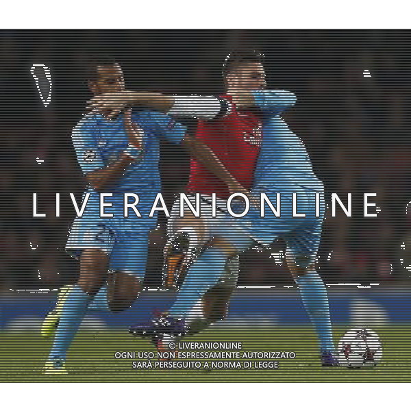 (131127) -- LONDON, Nov. 27, 2013 () -- Olivier Giroud (C) of Arsenal breaks through the defense from Jacques-Alaixys Romao (L) and Lucas Mendes during the UEFA Champions League Group F match at Emirates Stadium in London, Britain on Nov. 26, 2013. Arsenal won 2-0.(/Wang Lili) ©PHOTOSHOT/AGENZIA ALDO LIVERANI SAS - ITALY ONLY - ARSENAL VS MARSIGLIA partita di UEFA Champions League Gruppo F allo stadio Emirates Stadium di Londra, Gran Bretagna il 26 novembre 2013. L\'Arsenal ha vinto 2-0.