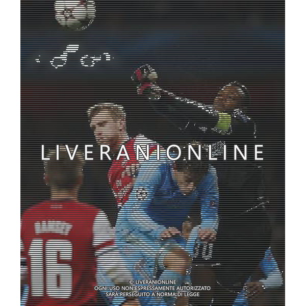 (131127) -- LONDON, Nov. 27, 2013 () -- Per Mertesacker (L) of Arsenal vies with Steve Mandanda (R), goalie of Marseille during the UEFA Champions League Group F match between Arsenal and Marseille at Emirates Stadium in London, Britain on Nov. 26, 2013. Arsenal won 2-0.(/Wang Lili) ©PHOTOSHOT/AGENZIA ALDO LIVERANI SAS - ITALY ONLY - ARSENAL VS MARSIGLIA partita di UEFA Champions League Gruppo F allo stadio Emirates Stadium di Londra, Gran Bretagna il 26 novembre 2013. L\'Arsenal ha vinto 2-0.