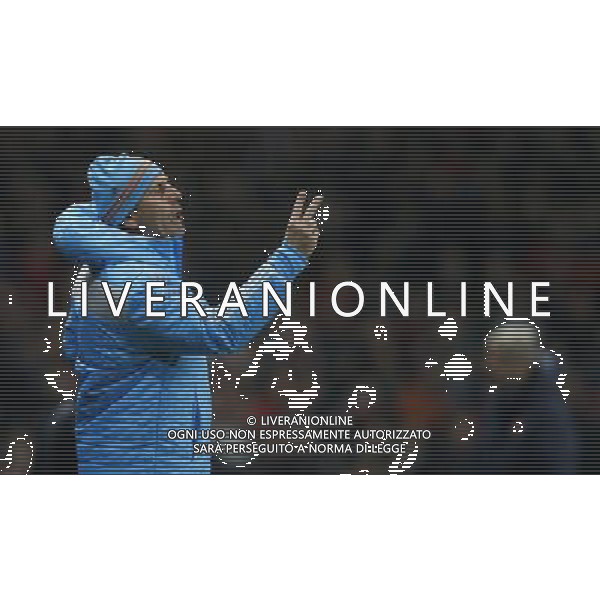 (131127) -- LONDON, Nov. 27, 2013 () -- Elie Baup, manager of Marseille gives instructions during the UEFA Champions League Group F match between Arsenal and Marseille at Emirates Stadium in London, Britain on Nov. 26, 2013. Marseille lost 0-2.(/Wang Lili) ©PHOTOSHOT/AGENZIA ALDO LIVERANI SAS - ITALY ONLY - ARSENAL VS MARSIGLIA partita di UEFA Champions League Gruppo F allo stadio Emirates Stadium di Londra, Gran Bretagna il 26 novembre 2013. L\'Arsenal ha vinto 2-0.