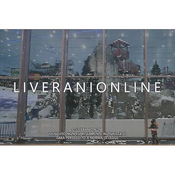 (131128) -- DUBAI, Nov. 28, 2013 () -- Photo taken on Nov. 18, 2013 shows a young boy standing outside a manmade snow world in a shopping mall in Dubai, the United Arab Emirates (UAE). Dubai has been picked as the first Middle East city to host World Expo exhibition in the event\'s 162-year history. (/Cui Xinyu) (zhf) ©photohsot/AGENZIA ALDO LIVERANI SAS - ITALY ONLY - La citta\' di Dubai, si e\' aggiudicato il diritto di ospitare World Expo 2020 alla 154ma Assemblea Generale del Bureau International des Expositions (BIE), Emirati Arabi Uniti 27 novembre 2013.