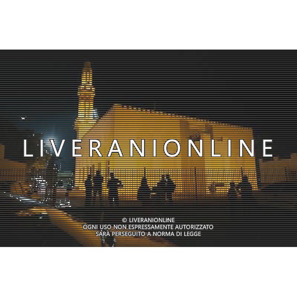 (131128) -- DUBAI, Nov. 28, 2013 () -- Photo taken on Nov. 19, 2013 shows people gathering near a mosque in Dubai, the United Arab Emirates (UAE). Dubai has been picked as the first Middle East city to host World Expo exhibition in the event\'s 162-year history. (/Cui Xinyu) (zhf) ©photohsot/AGENZIA ALDO LIVERANI SAS - ITALY ONLY - La citta\' di Dubai, si e\' aggiudicato il diritto di ospitare World Expo 2020 alla 154ma Assemblea Generale del Bureau International des Expositions (BIE), Emirati Arabi Uniti 27 novembre 2013.