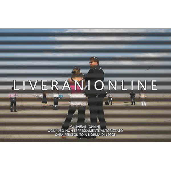 (131128) -- DUBAI, Nov. 28, 2013 () -- Photo taken on Nov. 19, 2013 shows people watching an aerobatics display at the Dubai airshow in Dubai, the United Arab Emirates (UAE). Dubai has been picked as the first Middle East city to host World Expo exhibition in the event\'s 162-year history. (/Cui Xinyu) (zhf) ©photohsot/AGENZIA ALDO LIVERANI SAS - ITALY ONLY - La citta\' di Dubai, si e\' aggiudicato il diritto di ospitare World Expo 2020 alla 154ma Assemblea Generale del Bureau International des Expositions (BIE), Emirati Arabi Uniti 27 novembre 2013.