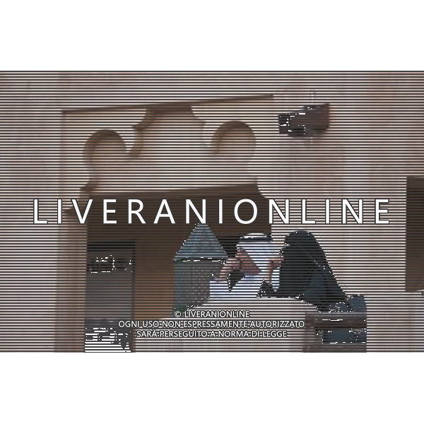 (131128) -- DUBAI, Nov. 28, 2013 () -- Photo taken on Nov. 16, 2013 shows a couple outside a shopping mall in Dubai, the United Arab Emirates (UAE). Dubai has been picked as the first Middle East city to host World Expo exhibition in the event\'s 162-year history. (/Cui Xinyu) (zhf) ©photohsot/AGENZIA ALDO LIVERANI SAS - ITALY ONLY - La citta\' di Dubai, si e\' aggiudicato il diritto di ospitare World Expo 2020 alla 154ma Assemblea Generale del Bureau International des Expositions (BIE), Emirati Arabi Uniti 27 novembre 2013.