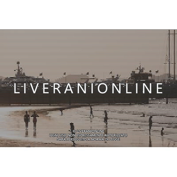 (131128) -- DUBAI, Nov. 28, 2013 () -- Photo taken on Nov. 16, 2013 shows people enjoying sunset at a beach in Dubai, the United Arab Emirates (UAE). Dubai has been picked as the first Middle East city to host World Expo exhibition in the event\'s 162-year history. (/Cui Xinyu) (zhf) ©photohsot/AGENZIA ALDO LIVERANI SAS - ITALY ONLY - La citta\' di Dubai, si e\' aggiudicato il diritto di ospitare World Expo 2020 alla 154ma Assemblea Generale del Bureau International des Expositions (BIE), Emirati Arabi Uniti 27 novembre 2013.