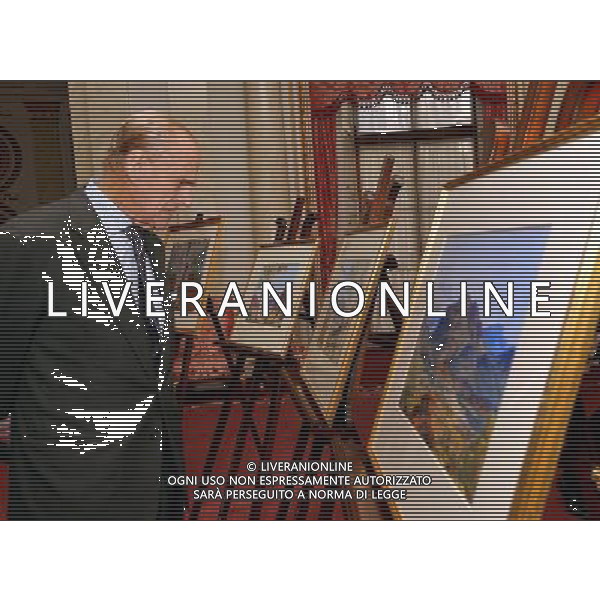 The Duke of Edinburgh studies the artistic skills of Albert Namajtira the Aboriginal artist, during a private meeting with members of his family who presented The Queen and the Duke with two new pieces of Artwork, at Buckingham Palace in central London. ©photohsot/AGENZIA ALDO LIVERANI SAS - ITALY ONLY - EDITORIAL USE ONLY ©photoshot/AGENZIA ALDO LIVERANI SAS - ITALY ONLY - REALI INGLESI: La Regina Elisabetta II nel corso di un incontro privato, a Buckingham Palace nel centro di Londra, Inghilterra
