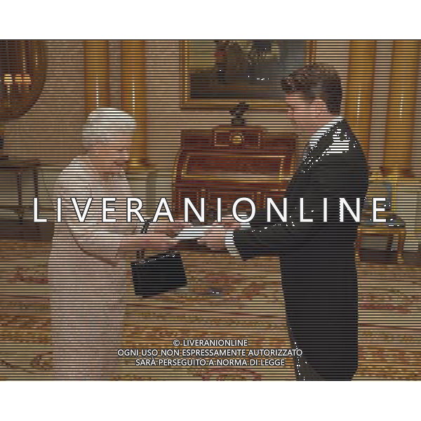 Queen Elizabeth II with Matthew Winthrop Barzun the Ambassador of the USA, as he presented his Credentials to during a private meeting, at Buckingham Palace in central London. ©photohsot/AGENZIA ALDO LIVERANI SAS - ITALY ONLY - EDITORIAL USE ONLY ©photoshot/AGENZIA ALDO LIVERANI SAS - ITALY ONLY - REALI INGLESI: La Regina Elisabetta II nel corso di un incontro privato, a Buckingham Palace nel centro di Londra, Inghilterra