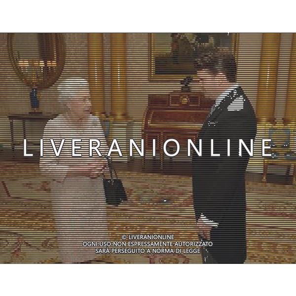Queen Elizabeth II with Matthew Winthrop Barzun the Ambassador of the USA, after he presented his Credentials to during a private meeting, at Buckingham Palace in central London. ©photohsot/AGENZIA ALDO LIVERANI SAS - ITALY ONLY - EDITORIAL USE ONLY ©photoshot/AGENZIA ALDO LIVERANI SAS - ITALY ONLY - REALI INGLESI: La Regina Elisabetta II nel corso di un incontro privato, a Buckingham Palace nel centro di Londra, Inghilterra
