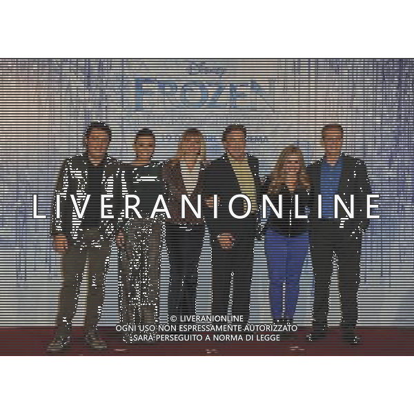 Roma - 02/12/2013 - St. Regis Grand Hotel - Photocall del film della Disney \' Frozen- Il Regno di Ghiaccio \' - nella foto: Serena Rossi Enrico Brignano Serena Autieri e i registi Chris Buck e Jennifer Lee con il produttore Peter Del Vecho / Ph. Fabrizio Corradetti - Ag. Aldo Liverani sas