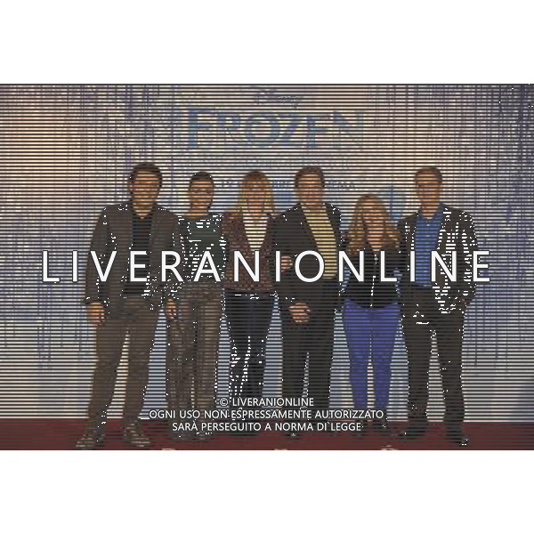 Roma - 02/12/2013 - St. Regis Grand Hotel - Photocall del film della Disney \' Frozen- Il Regno di Ghiaccio \' - nella foto: Serena Rossi Enrico Brignano Serena Autieri e i registi Chris Buck e Jennifer Lee con il produttore Peter Del Vecho / Ph. Fabrizio Corradetti - Ag. Aldo Liverani sas