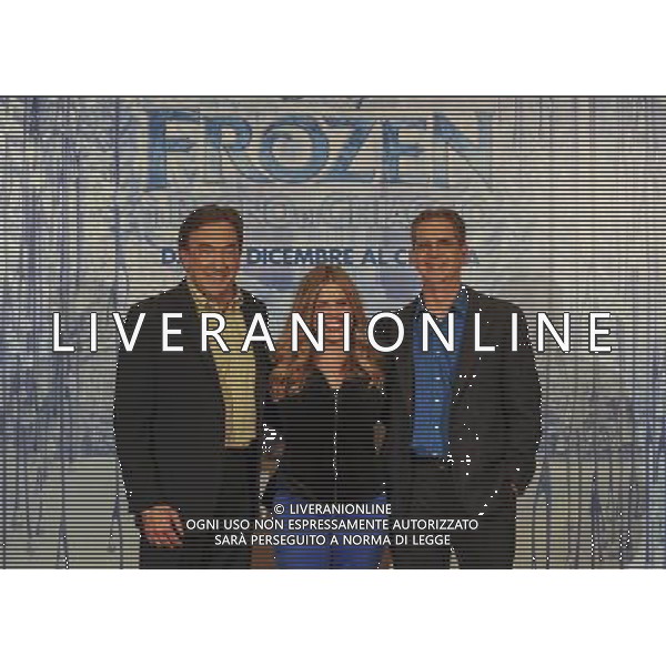 Roma - 02/12/2013 - St. Regis Grand Hotel - Photocall del film della Disney \' Frozen- Il Regno di Ghiaccio \' - nella foto: I registi Chris Buck e Jennifer Lee con il produttore Peter Del Vecho / Ph. Fabrizio Corradetti - Ag. Aldo Liverani sas