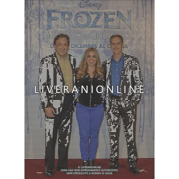 Roma - 02/12/2013 - St. Regis Grand Hotel - Photocall del film della Disney \' Frozen- Il Regno di Ghiaccio \' - nella foto: I registi Chris Buck e Jennifer Lee con il produttore Peter Del Vecho / Ph. Fabrizio Corradetti - Ag. Aldo Liverani sas