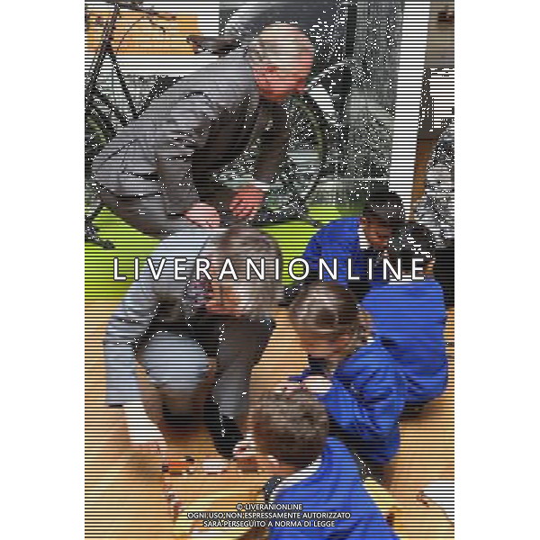 The Prince of Wales speaks with school children during a visit to The Higgins in Bedford. ©PHOTOSHOT/AGENZIA ALDO LIVERANI SAS - - REALI INGLESI: Il Principe Carlo d\'inghilterra durante la sua visita a Bedfordshire