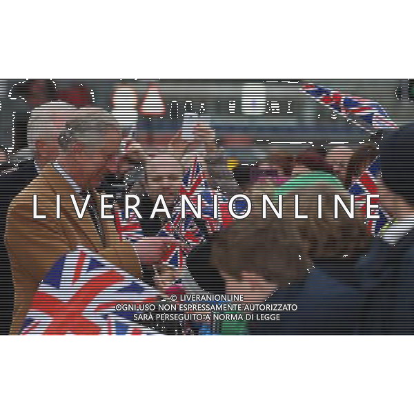 The Prince of Wales greets well-wishers during a visit to Bedford. ©PHOTOSHOT/AGENZIA ALDO LIVERANI SAS - - REALI INGLESI: Il Principe Carlo d\'inghilterra durante la sua visita a Bedfordshire