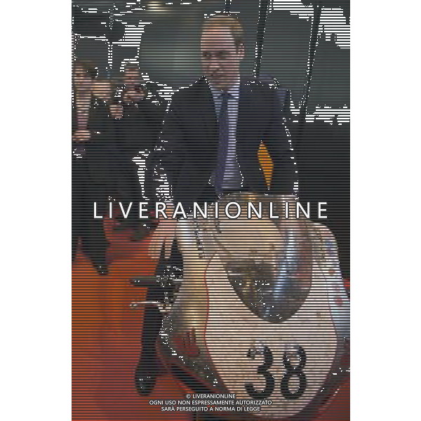 The Duke of Cambridge attended Motorcycle Live at the National Exhibition Centre in Birmingham. His Royal Highness met the show\'s organisers, toured the stands, and watched a live motorcycle displays. WILLIAM ON A NORTON BIKE ©photoshot/AGENZIA ALDO LIVERANI SAS - ITALY ONLY - REALI INGLESI: Il principe William d\'inghilterra ha incontrato gli organizzatori della mostra del Motociclo al Motorcycle Live at the National Exhibition Centre di Birmingham