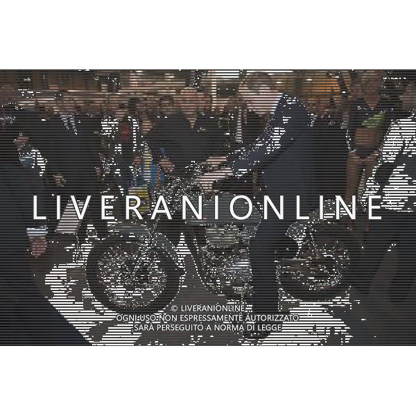 The Duke of Cambridge attended Motorcycle Live at the National Exhibition Centre in Birmingham. His Royal Highness met the show\'s organisers, toured the stands, and watched a live motorcycle displays. WILLIAM A METISSE DESERT RANGER AS USED BY STEVE McQUEEN WHOSE AUTOGRAPH IS ON THE BIKE ©photoshot/AGENZIA ALDO LIVERANI SAS - ITALY ONLY - REALI INGLESI: Il principe William d\'inghilterra ha incontrato gli organizzatori della mostra del Motociclo al Motorcycle Live at the National Exhibition Centre di Birmingham