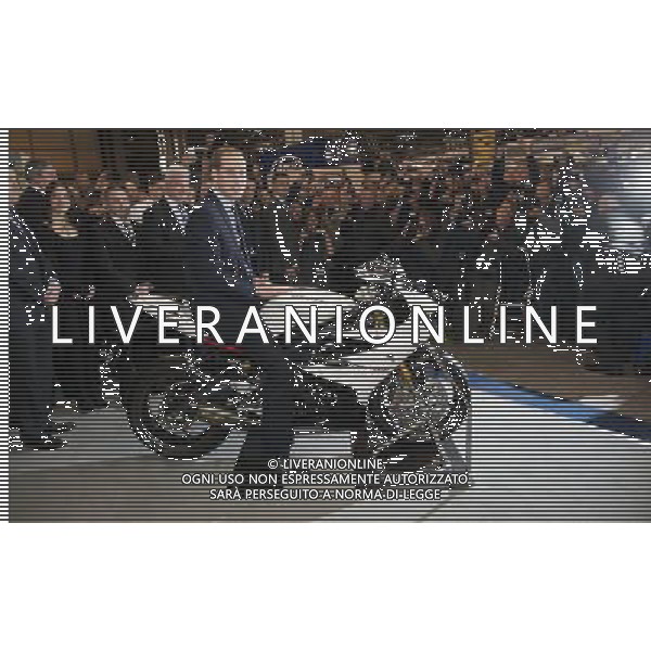 The Duke of Cambridge attended Motorcycle Live at the National Exhibition Centre in Birmingham. His Royal Highness met the show\'s organisers, toured the stands, and watched a live motorcycle displays. WILLIAM ON A TRIUMPH DAYTONA ©photoshot/AGENZIA ALDO LIVERANI SAS - ITALY ONLY - REALI INGLESI: Il principe William d\'inghilterra ha incontrato gli organizzatori della mostra del Motociclo al Motorcycle Live at the National Exhibition Centre di Birmingham
