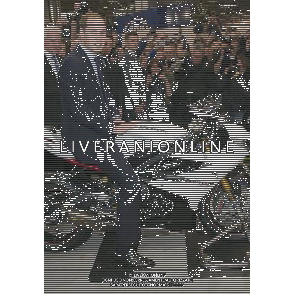 The Duke of Cambridge attended Motorcycle Live at the National Exhibition Centre in Birmingham. His Royal Highness met the show\'s organisers, toured the stands, and watched a live motorcycle displays. WILLIAM ON A TRIUMPH DAYTONA ©photoshot/AGENZIA ALDO LIVERANI SAS - ITALY ONLY - REALI INGLESI: Il principe William d\'inghilterra ha incontrato gli organizzatori della mostra del Motociclo al Motorcycle Live at the National Exhibition Centre di Birmingham