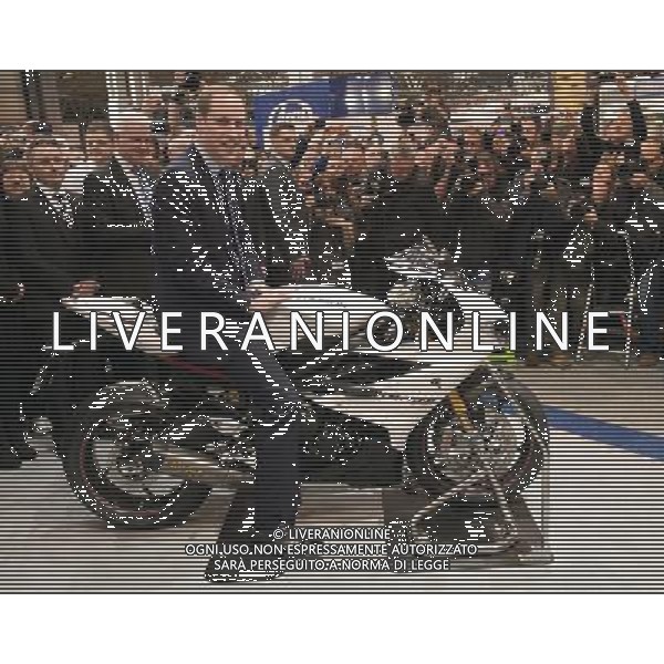 The Duke of Cambridge attended Motorcycle Live at the National Exhibition Centre in Birmingham. His Royal Highness met the show\'s organisers, toured the stands, and watched a live motorcycle displays. WILLIAM ON A TRIUMPH DAYTONA ©photoshot/AGENZIA ALDO LIVERANI SAS - ITALY ONLY - REALI INGLESI: Il principe William d\'inghilterra ha incontrato gli organizzatori della mostra del Motociclo al Motorcycle Live at the National Exhibition Centre di Birmingham