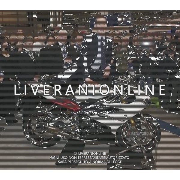 The Duke of Cambridge attended Motorcycle Live at the National Exhibition Centre in Birmingham. His Royal Highness met the show\'s organisers, toured the stands, and watched a live motorcycle displays. WILLIAM ON A TRIUMPH DAYTONA ©photoshot/AGENZIA ALDO LIVERANI SAS - ITALY ONLY - REALI INGLESI: Il principe William d\'inghilterra ha incontrato gli organizzatori della mostra del Motociclo al Motorcycle Live at the National Exhibition Centre di Birmingham