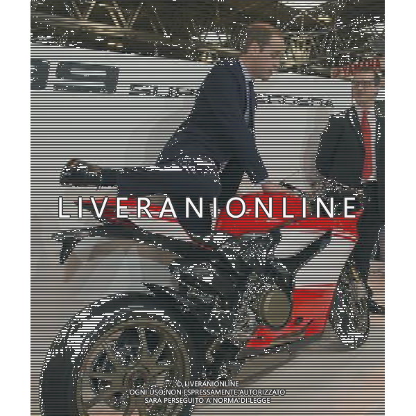 The Duke of Cambridge attended Motorcycle Live at the National Exhibition Centre in Birmingham. His Royal Highness met the show\'s organisers, toured the stands, and watched a live motorcycle displays. WILLIAM ON A DUCATTI ©photoshot/AGENZIA ALDO LIVERANI SAS - ITALY ONLY - REALI INGLESI: Il principe William d\'inghilterra ha incontrato gli organizzatori della mostra del Motociclo al Motorcycle Live at the National Exhibition Centre di Birmingham