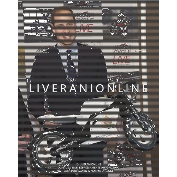 The Duke of Cambridge attended Motorcycle Live at the National Exhibition Centre in Birmingham. His Royal Highness met the show\'s organisers, toured the stands, and watched a live motorcycle displays. WILLIAM GETS A PRESENT FOR GEORGE ©photoshot/AGENZIA ALDO LIVERANI SAS - ITALY ONLY - REALI INGLESI: Il principe William d\'inghilterra ha incontrato gli organizzatori della mostra del Motociclo al Motorcycle Live at the National Exhibition Centre di Birmingham