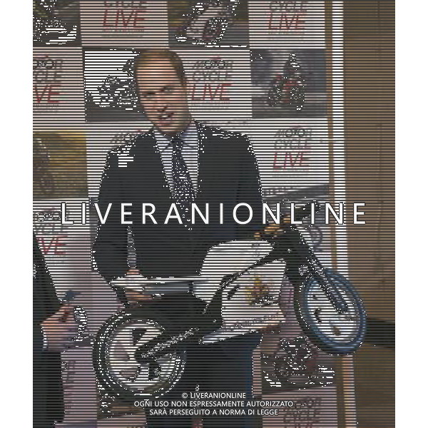The Duke of Cambridge attended Motorcycle Live at the National Exhibition Centre in Birmingham. His Royal Highness met the show\'s organisers, toured the stands, and watched a live motorcycle displays. WILLIAM GETS A PRESENT FOR GEORGE ©photoshot/AGENZIA ALDO LIVERANI SAS - ITALY ONLY - REALI INGLESI: Il principe William d\'inghilterra ha incontrato gli organizzatori della mostra del Motociclo al Motorcycle Live at the National Exhibition Centre di Birmingham