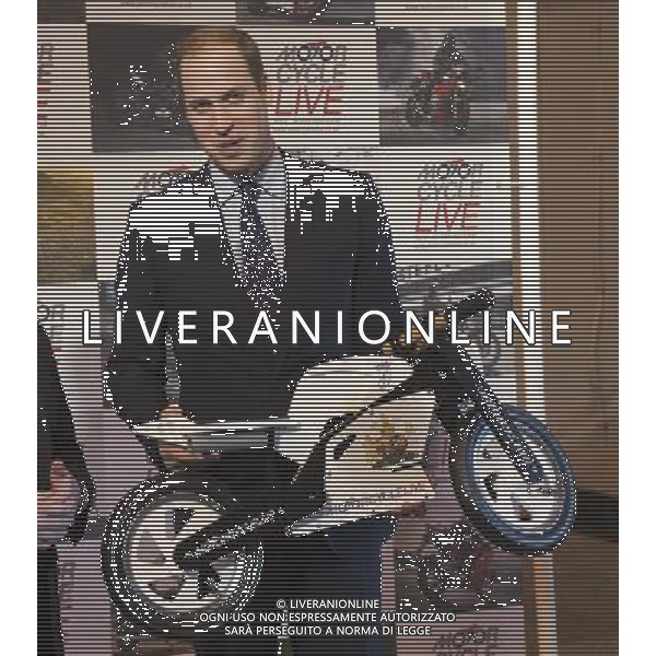 The Duke of Cambridge attended Motorcycle Live at the National Exhibition Centre in Birmingham. His Royal Highness met the show\'s organisers, toured the stands, and watched a live motorcycle displays. WILLIAM GETS A PRESENT FOR GEORGE ©photoshot/AGENZIA ALDO LIVERANI SAS - ITALY ONLY - REALI INGLESI: Il principe William d\'inghilterra ha incontrato gli organizzatori della mostra del Motociclo al Motorcycle Live at the National Exhibition Centre di Birmingham