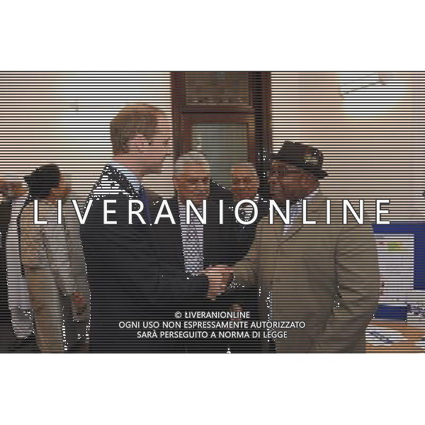 The Duke of Cambridge meets Lincoln Moses, general manager of Continental Star FC during his visit to South and City College, Birmingham. ©photoshot/AGENZIA ALDO LIVERANI SAS - ITALY ONLY - REALI INGLESI: Il principe William d\'inghilterra in visita a Sud e City College, Birmingham.