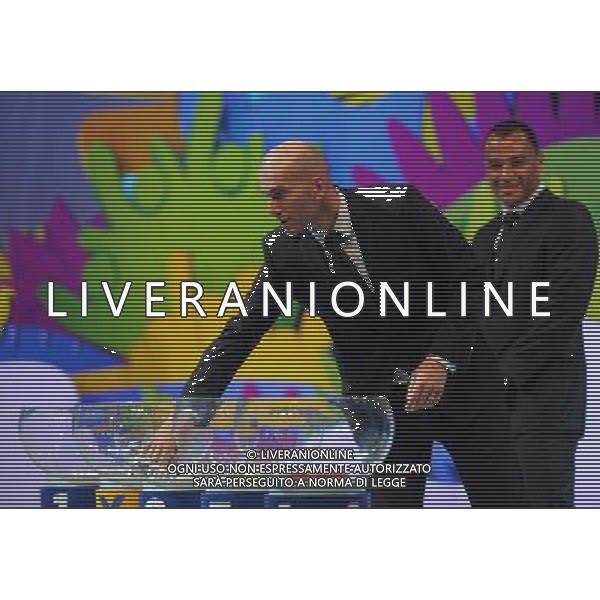 (131206) -- COSTA DO SAUIPE, Dec. 6, 2013 () -- Former French soccer player Zinedine Zidane pickes a ballot during the final draw for the groups and matchups of the 2014 FIFA World Cup Brazil in Costa do Sauipe, Brazil, on Dec. 6, 2013. (/Juan Roleri/TELAM) AG ALDO LIVERANI SAS ONLY ITALY
