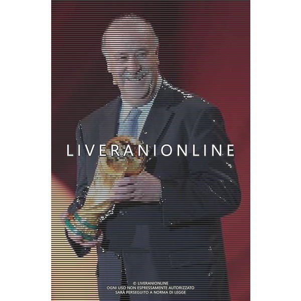 (131206) -- COSTA DO SAUIPE, Dec. 6, 2013 () -- Spain\'s national soccer team coach Vicente del Bosque holds the World Cup trophy during the ceremony of the final draw for the groups and matchups of the 2014 FIFA World Cup Brazil in Costa do Sauipe, Brazil, on Dec. 6, 2013. (/Juan Roleri/TELAM) AG ALDO LIVERANI SAS ONLY ITALY