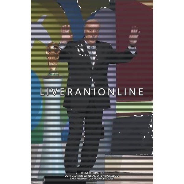 (131206) -- COSTA DO SAUIPE, Dec. 6, 2013 (Xinhua) -- Vicente Del Bosque, coach of Spain\'s national soccer team, presents the World Cup trophy during the ceremony of the final draw for the groups and matchups of the 2014 FIFA World Cup Brazil in Costa do Sauipe, Brazil, on Dec. 6, 2013. (Xinhua/Xu Zijian) AG ALDO LIVERANI SAS ONLY ITALY