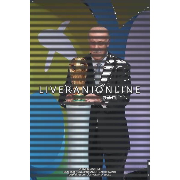 (131206) -- COSTA DO SAUIPE, Dec. 6, 2013 (Xinhua) -- Vicente Del Bosque, coach of Spain\'s national soccer team, presents the World Cup trophy during the ceremony of the final draw for the groups and matchups of the 2014 FIFA World Cup Brazil in Costa do Sauipe, Brazil, on Dec. 6, 2013. (Xinhua/Xu Zijian) AG ALDO LIVERANI SAS ONLY ITALY