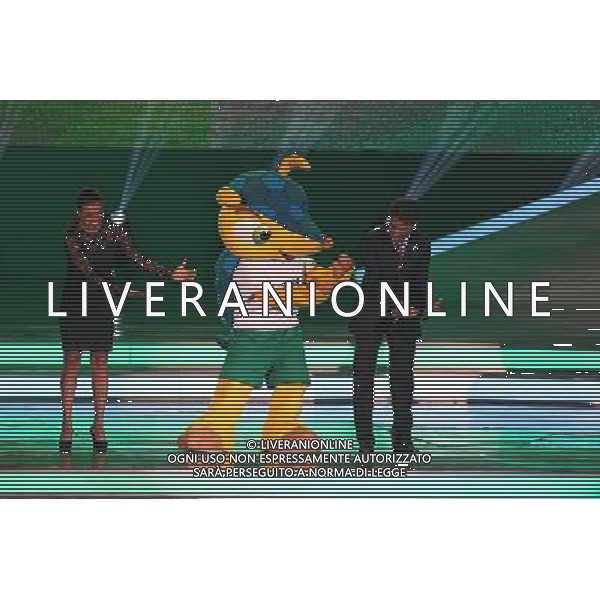 (131206) -- COSTA DO SAUIPE, Dec. 6, 2013 (Xinhua) -- Former Brazilian soccer player Jose Roberto Gama de Oliveira, also known as Bebeto (R), Brazilian soccer player Marta Vieira (L) and the mascot Fuleco (C) perform during the ceremony of the final draw for the groups and matchups of the 2014 FIFA World Cup Brazil in Costa do Sauipe, Brazil, on Dec. 6, 2013. (Xinhua/Xu Zijian) AG ALDO LIVERANI SAS ONLY ITALY