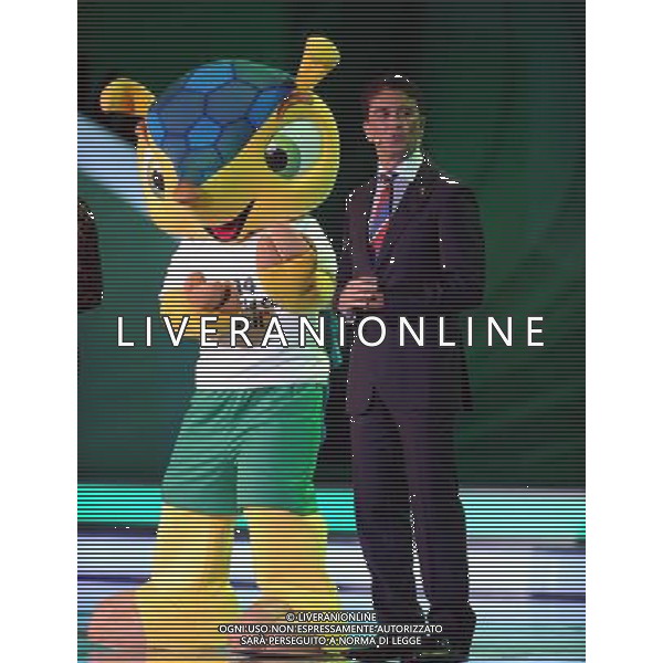 (131206) -- COSTA DO SAUIPE, Dec. 6, 2013 () -- Former Brazilian soccer player Jose Roberto Gama de Oliveira, also known as Bebeto (R), and the mascot Fuleco (L) attend the ceremony of the final draw for the groups and matchups of the 2014 FIFA World Cup Brazil in Costa do Sauipe, Brazil, on Dec. 6, 2013. (/Juan Roleri/TELAM) AG ALDO LIVERANI SAS ONLY ITALY