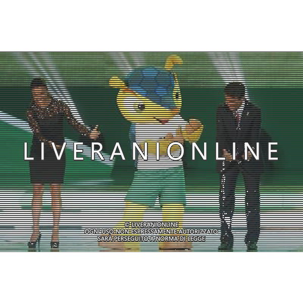 (131206) -- COSTA DO SAUIPE, Dec. 6, 2013 () -- Former Brazilian soccer player Jose Roberto Gama de Oliveira, also known as Bebeto (R), Brazilian soccer player Marta Vieira (L) and the mascot Fuleco (C) perform during the ceremony of the final draw for the groups and matchups of the 2014 FIFA World Cup Brazil in Costa do Sauipe, Brazil, on Dec. 6, 2013. (/AGENCIA ESTADO) AG ALDO LIVERANI SAS ONLY ITALY