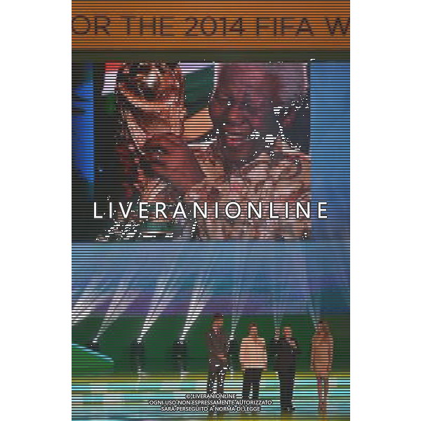 (131206) -- COSTA DO SAUIPE, Dec. 6, 2013 () -- Ceremony host Rodrigo Hilbert, Brazilian President Dilma Rousseff, FIFA\'s President Joseph Blatter, and ceremony host Fernanda Lima (L to R) pay a homage to former South African President Nelson Mandela during the ceremony of the final draw for the groups and matchups of the 2014 FIFA World Cup Brazil, in Costa do Sauipe, Brazil, on Dec. 6, 2013. (/AGENCIA ESTADO) AG ALDO LIVERANI SAS ONLY ITALY
