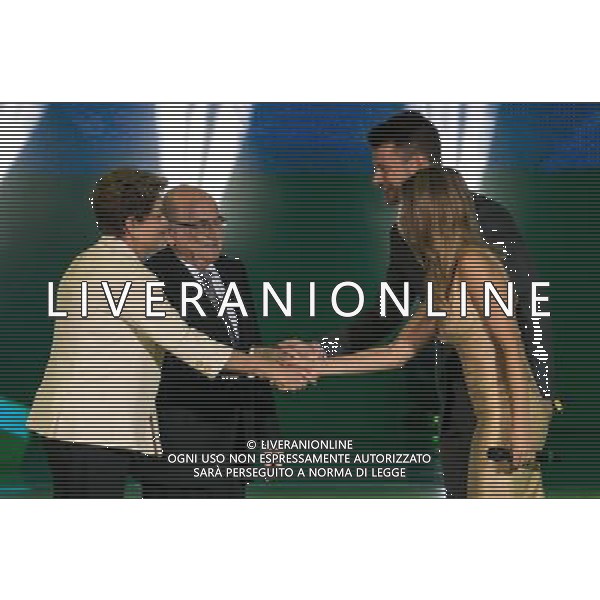 (131206) -- COSTA DO SAUIPE, Dec. 6, 2013 () -- Brazilian President Dilma Rousseff, FIFA\'s President Joseph Blatter, and ceremony host Rodrigo Hilbert and Fernanda Lima (L to R) shake hands during the ceremony of the final draw for the groups and matchups of the 2014 FIFA World Cup Brazil, in Costa do Sauipe, Brazil, on Dec. 6, 2013. (/AGENCIA ESTADO) AG ALDO LIVERANI SAS ONLY ITALY