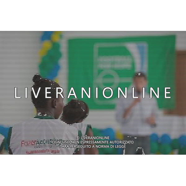 (131208) -- SALVADOR, Dec. 8, 2013 () -- Young students attend a lesson at \'Make It Happen\' institute in Salvador, Bahia, Brazil, Dec. 7, 2013. Renato Paes de Andrade, a man graduated in Psychology from the Mackenzie University in Sao Paulo, established the \'Make It Happen\' institute (in portuguese: Instituto Fazer Acontecer) in 2003 to help those children who wander in the streets after school or have the potential to become street wanderers. His institute educates the children the virtue of loyalty, honesty and team work by letting them play football together after school. Since its inception, IFA has helped more than 2,500 young people in Salvador and cities in Bahia. (/Xu Zijian) ©photoshot/AGENZIA ALDO LIVERANI SAS - ITALY ONLY - Giovani studenti si allenano presso un istituto che aiuta quei bambini che vagano per le strade dopo la scuola a Salvador, Bahia, Brasile, 7 dicembre 2013