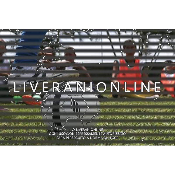(131208) -- SALVADOR, Dec. 8, 2013 () -- Young students practise during a lesson at \'Make It Happen\' institute in Salvador, Bahia, Brazil, Dec. 7, 2013. Renato Paes de Andrade, a man graduated in Psychology from the Mackenzie University in Sao Paulo, established the \'Make It Happen\' institute (in portuguese: Instituto Fazer Acontecer) in 2003 to help those children who wander in the streets after school or have the potential to become street wanderers. His institute educates the children the virtue of loyalty, honesty and team work by letting them play football together after school. Since its inception, IFA has helped more than 2,500 young people in Salvador and cities in Bahia. (/Xu Zijian) ©photoshot/AGENZIA ALDO LIVERANI SAS - ITALY ONLY - Giovani studenti si allenano presso un istituto che aiuta quei bambini che vagano per le strade dopo la scuola a Salvador, Bahia, Brasile, 7 dicembre 2013