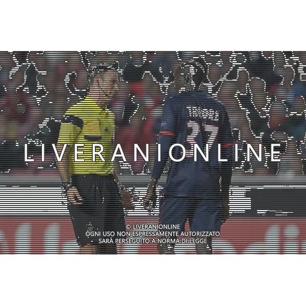Mark Clattenburg / Kalifa Traore - 10.12.2013 - Benfica / Paris Saint Germain - Champions League Photo : Carlos Rodrigues / Icon Sport AG ALDO LIVERANI SAS ONLY ITALY