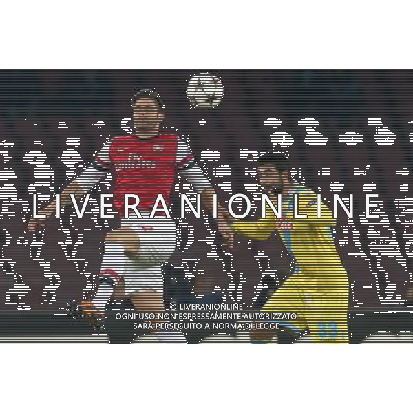 NAPOLI - ARSENAL CHAMPIONS LEAGUE 11 DICEMBRE 2013 NELLA FOTO: GIROUD, ALBIOL ©MOSCA/AGENZIA ALDO LIVERANI SAS