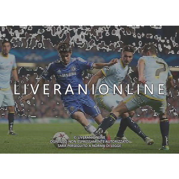 Chelsea\'s Oscar beats Steaua Bucuresti\'s Alexandru Chipciu Photo by Kieran Galvin/CameraSport Football - UEFA Champions League Group E - Chelsea v FC Steaua Bucuresti - Wednesday 11th December 2013 - Stamford Bridge - London © CameraSport - 43 Linden Ave. Countesthorpe. Leicester. England. LE8 5PG - Tel: +44 (0) 116 277 4147 - admin@camerasport.com - www.camerasport.com AG ALDO LIVERANI SAS ONLY ITALY
